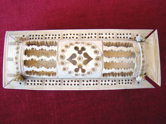 A Napoleonic period Prisoner-of-war bone game box dated 1811 — image 2